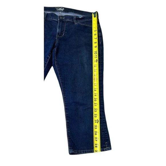 Old Navy flirt size 8 Blue mid rise Capri crop Denim stretchy - Picture 4 of 12